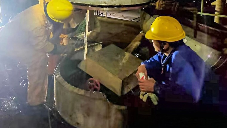 攻坚设备瓶颈 赋能高效运行---硝酸复岳阳车间实现硝镁蒸发器列管专项洗濯攻坚工作